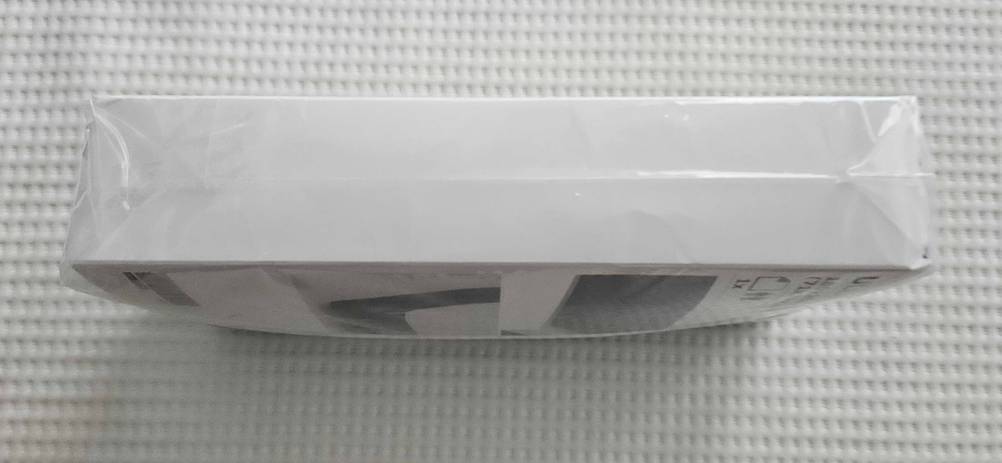 Seitenansicht einer Packung des getesteten Bettlakens auf einer hellen Fläche stehend.