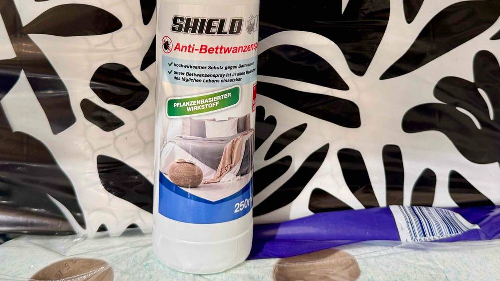 Bettwanzenspray getestet: Nahaufnahme der Verpackung mit Informationen und Logo.