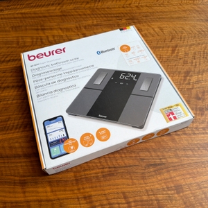 Der Karton der Beurer BF 500 steht auf einem Tisch.