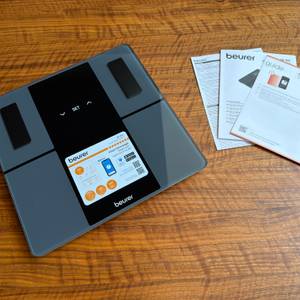 Die Beurer BF 500 steht neben den Anleitungen auf einem Tisch.