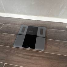 Die Beurer BF 500 steht auf einem gefliesten Boden.