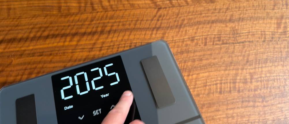 Eine Hand stellt das Jahr 2025 auf der Beurer BF 500 ein.