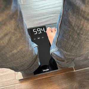 Die Beurer BF 500 zeigt 59,4 kg an.