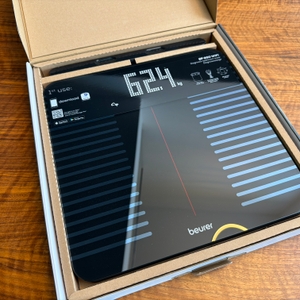 Der geöffnete Karton der Beurer BF 990