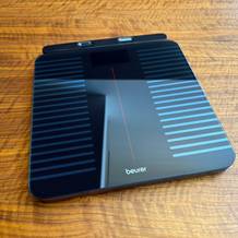 Die Beurer BF 990 steht auf einem Tisch