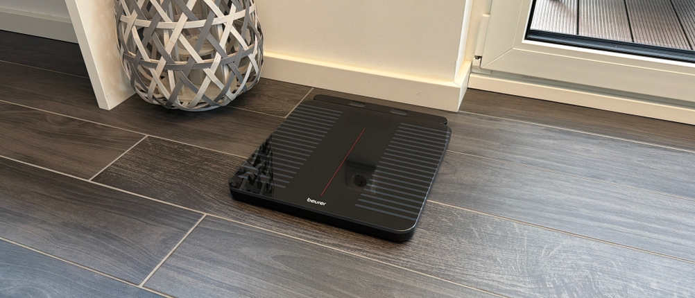 Die Beurer BF 990 steht auf einem gefliesten Boden