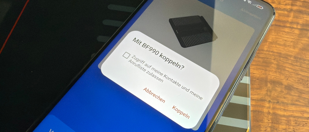 Die Beurer BF 990 wird mit einem Handy gekoppelt