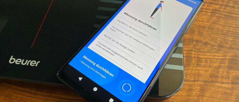 In der App der Beurer BF 990 wird die Anleitung zum Durchführen einer Messung angezeigt