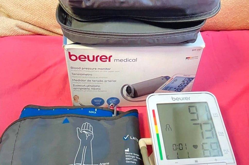 Beurer medical Oberarm-Blutdruckmessgerät im Test befindet sich vor seiner Originalverpackung und der darauf liegenden Aufbewahrungstasche.
