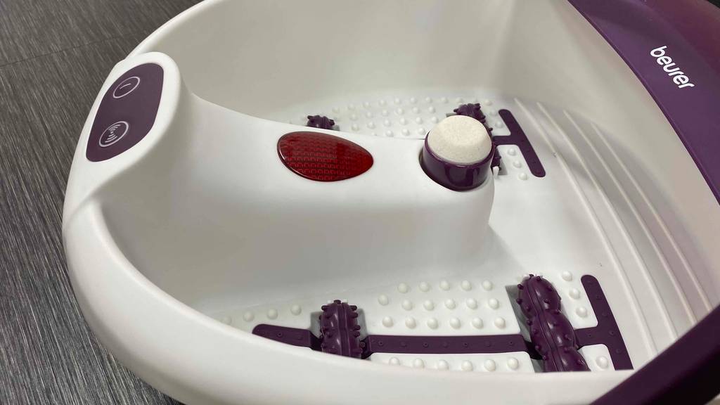 Im Test: ein Fußbad inklusive Vibrationswellen von seitliche oben betrachtet.
