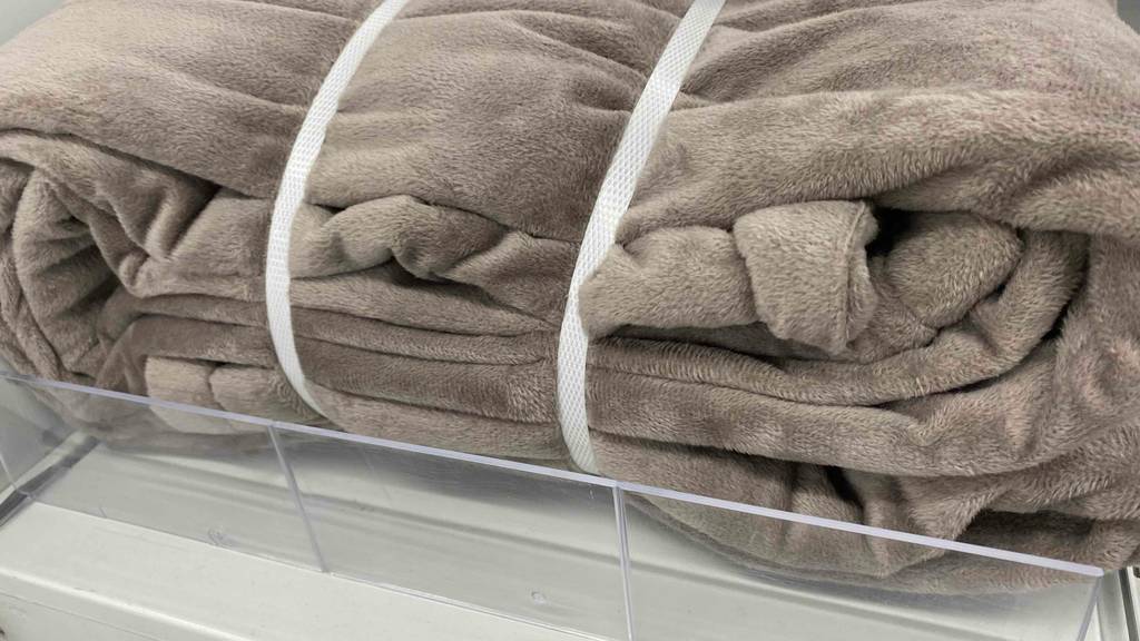 Heizdecke im Test: Detailansicht des Materials einer grauen Heizdecke.