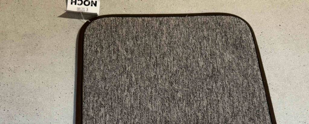 Heizteppich-Test: Nahaufnahme vom Material eines grauen Modells.