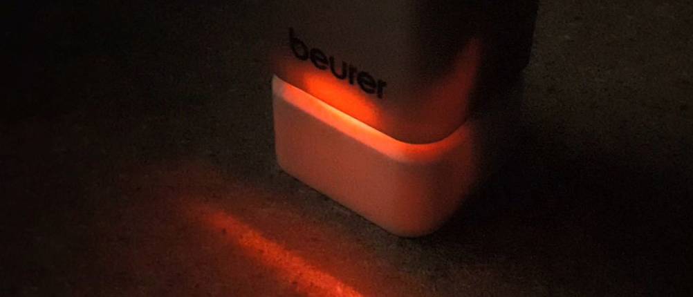 Rote LED eines Hygrometers von Beurer leuchtet kurz auf.