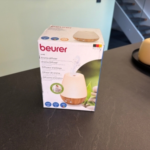 Der Karton vom Beurer LA 40 steht auf einer Arbeitsplatte