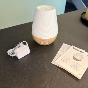 Der Lieferumfang vom Beurer LA 40 liegt auf einer Arbeitsplatte