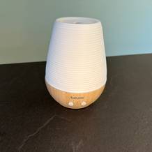 Der Beurer LA 40 steht auf einer Arbeitsplatte