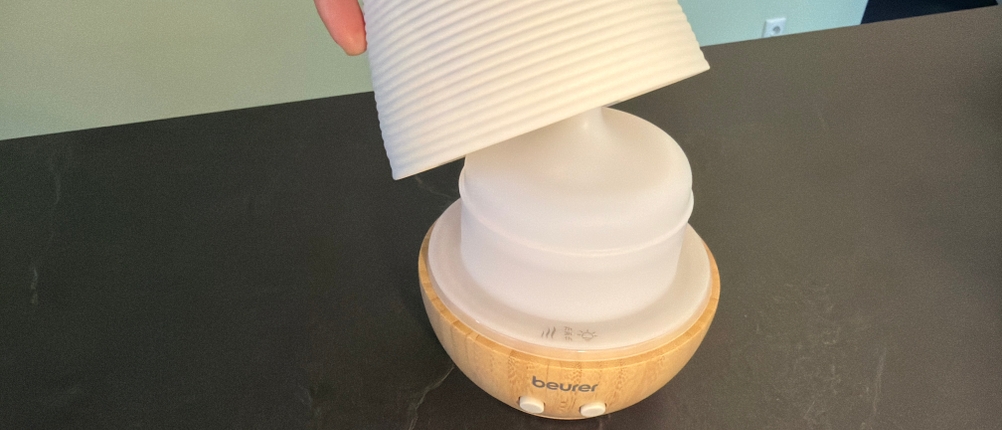 Eine Hand nimmt den Deckel vom Beurer LA 40 ab