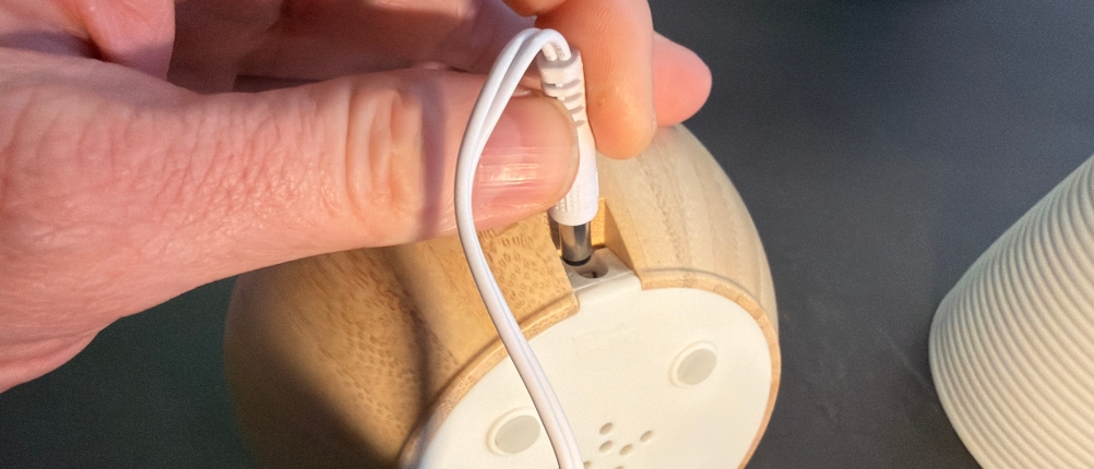 Eine Hand steckt ein Kabel in den Beurer LA 40