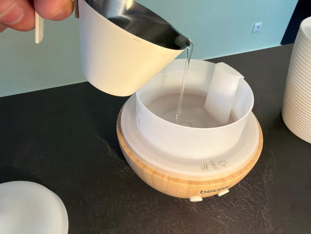 Wasser wird in den Beurer LA 40 gegossen