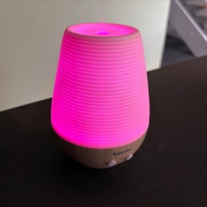 Der Beurer LA 40 leuchtet während der Benutzung pink