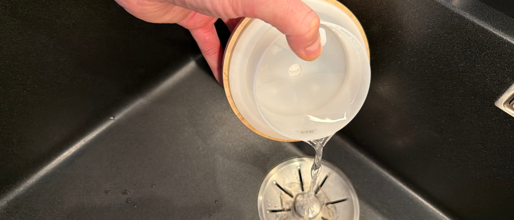 Wasser wird aus dem Beurer LA 40 gegossen