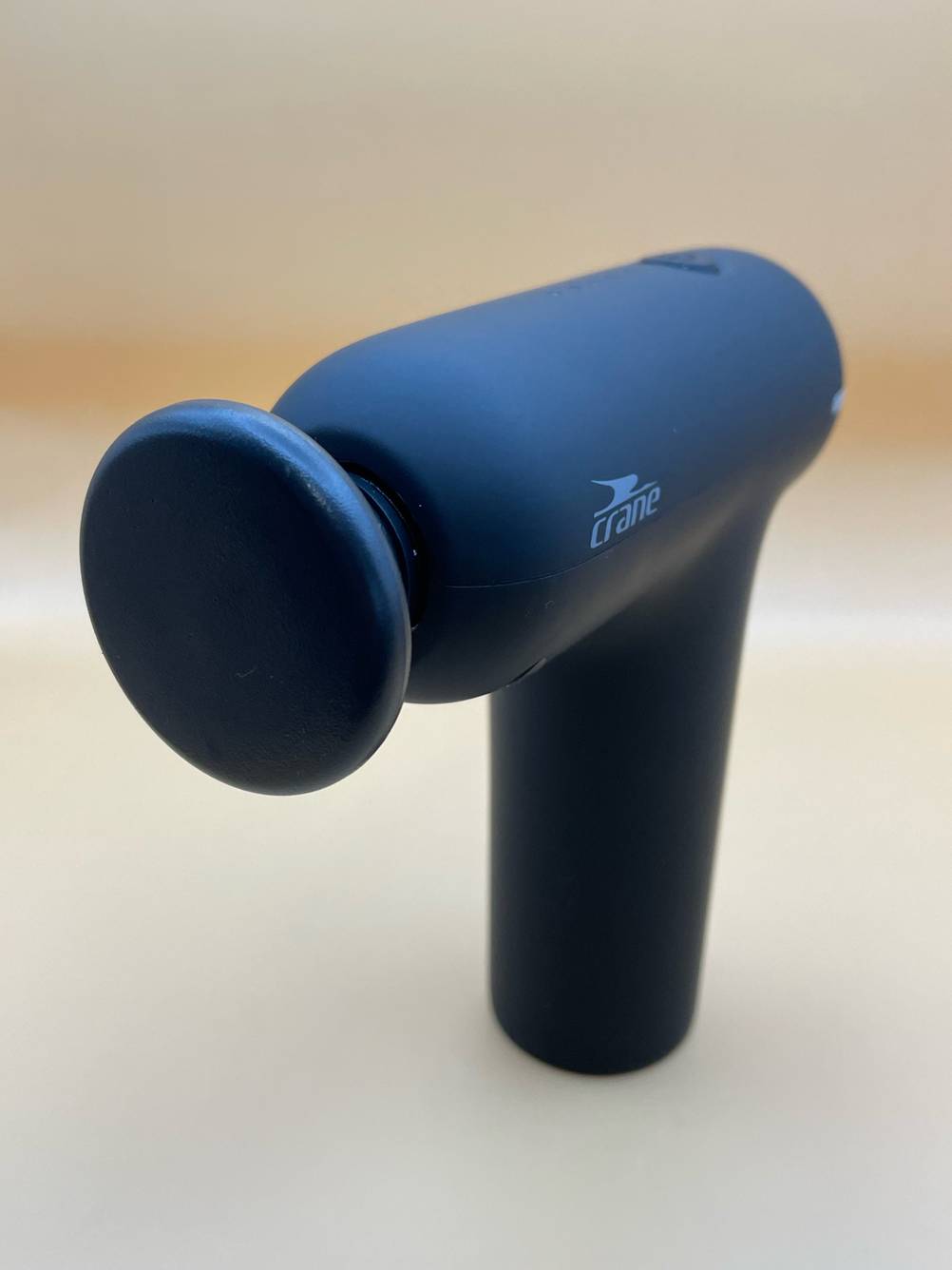 Beurer-Massagegerät im Test: Das Gerät mit aufgestecktem Massagekopft von vorne.