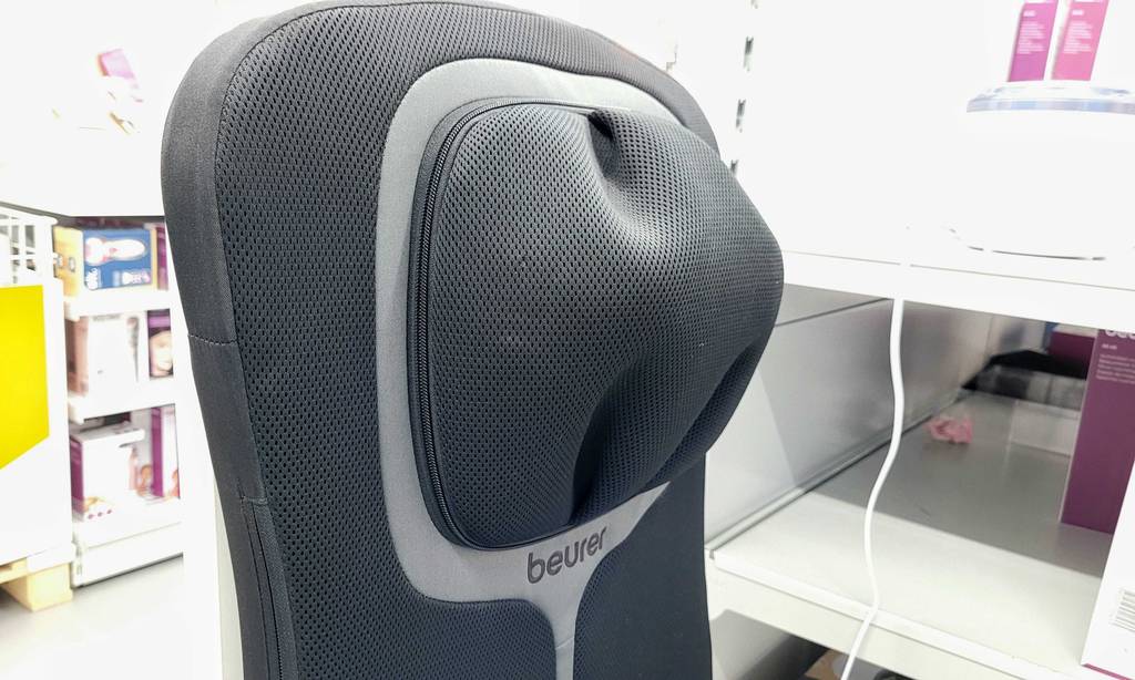Blick von der Seite auf das Kopfteil einer getesteten Massagematte.