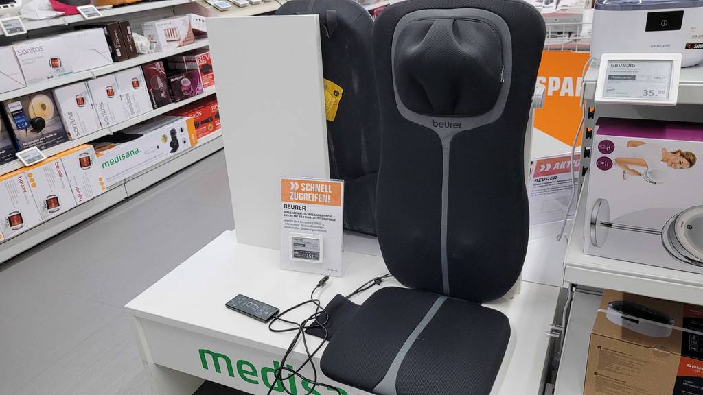 Eine Massagematte liegt zum Testen auf einem weißen Verkaufstisch.