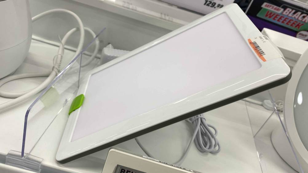 Im Test: Eine Beurer-Tageslichtlampe in einer Austellung von der Seite.