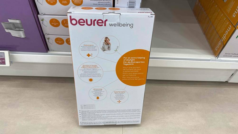 Beurer-Tageslichtlampe getestet: Rückseite der Originalverpackung mit einer Informationsgrafik.