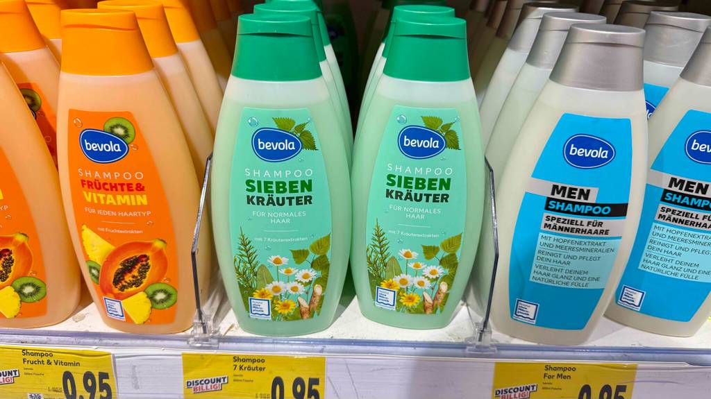 Kräuter-Shampoo im Test: Ein Shampoo mit sieben Kräutern der Firma Bevola steht in einem Verkaufsregal neben weiteren Shampoos.