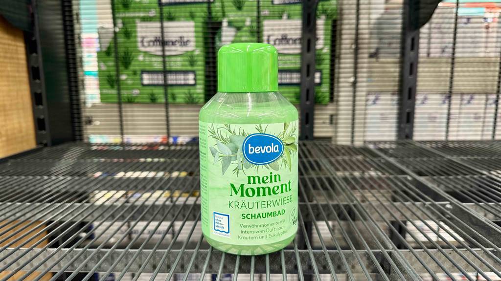 Schaumbad im Test: Eine Kunststoffflasche mit veganer grüner Flüssigkeit befindet sich auf einem Verkaufsregal.