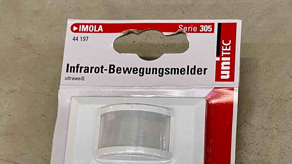 Nahaufnahme der Informationen mit Logo und Artikelbezeichung auf Verpackung eines getesteten Bewegungsmelders (Steckdose).