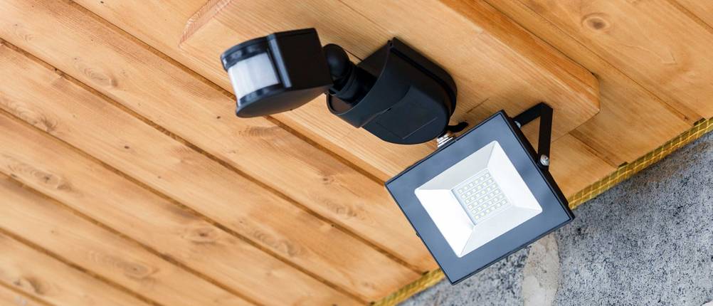 LED-Außenstrahler montiert mit Bewegungsmelder