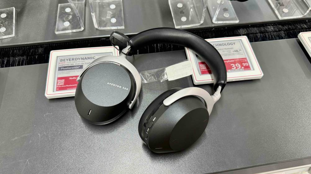 Getestet: Der Beyerdynamic-Kopfhörer liegt auf einer schwarzen Fläche mit Preisangaben.