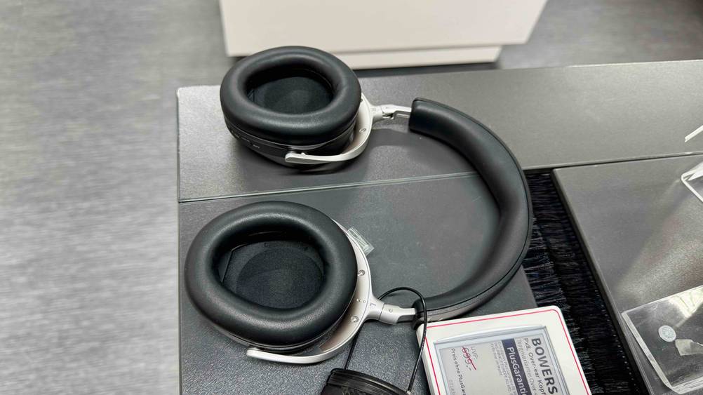 Beyerdynamic-Kopfhörer im Test: Das Produkt liegt auf einer schwarzen Fläche.