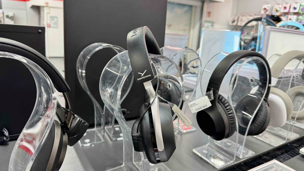Ein Beyerdynamic-Kopfhörer im Test sitzt leicht schräg auf seinem Ständer.