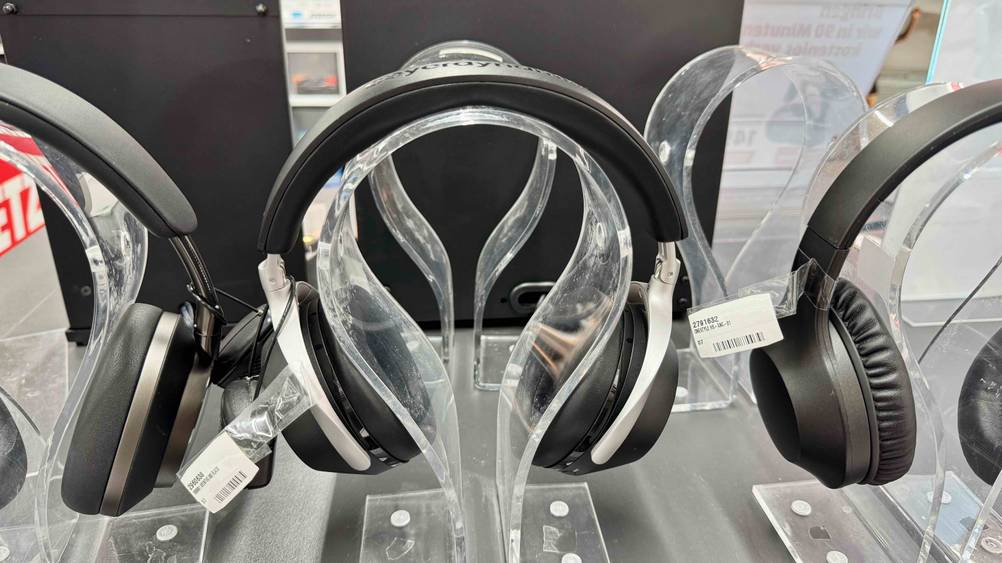 Ein getesteter Beyerdynamic-Kopfhörer auf einem transparenten Ständer von vorne.