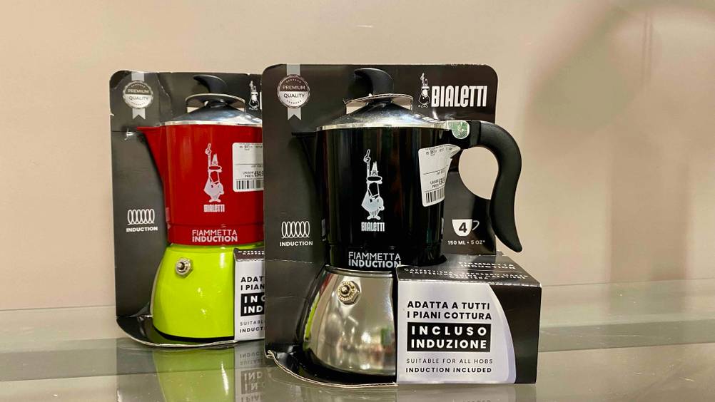 Zwei getestete Espressokocher-Induktion in unterschiedlichen Farben vor einer hellen Wand.