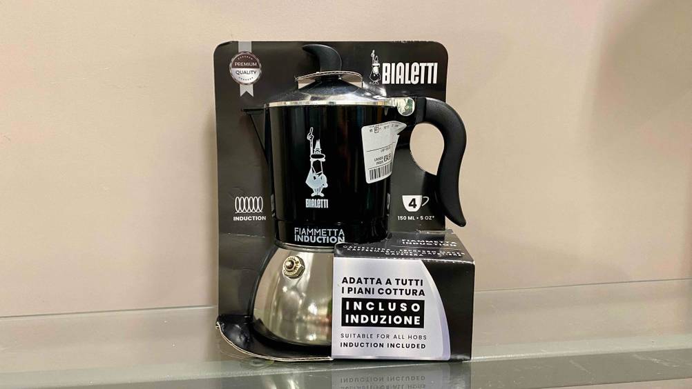 Im Test: Ein Espressokocher-Induktion originalverpackt vor einer hellen Wand.