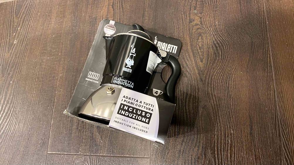 Espressokocher-Induktion getestet: Eine Kanne in Originalverpackung auf einem Holzboden.