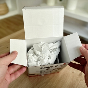 Espressokocher im Test: Die Verpackung der Bialetti Moka aufgepackt.