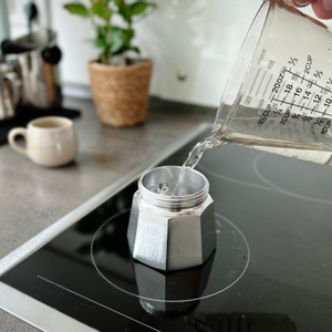 Espressokocher im Test: Bialetti Moka wird mit Wasser befüllt.
