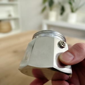 Espressokocher im Test: Das Druckventil der Bialetti Moka Express in Nahaufnahme.