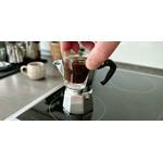 Espressokocher im Test: Ein kleines Glas ist mit Espresso gefüllt.