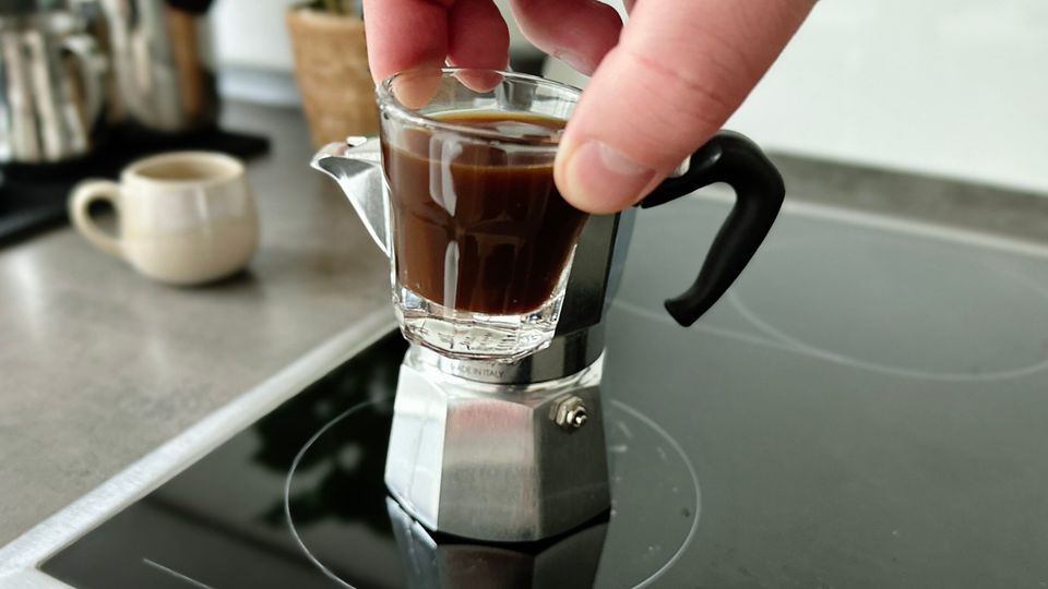 Espressokocher im Test: Ein kleines Glas ist mit Espresso gefüllt.