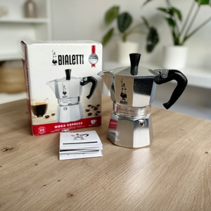 Espressokocher im Test: Bialetti Moka Express steht mitsamt Verpackung auf einem Tisch.