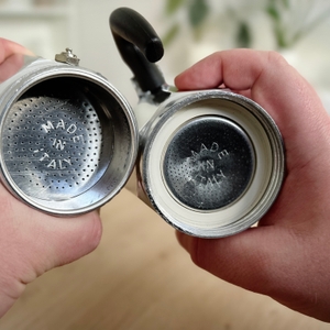 Espressokocher im Test: Nahaufnahme des Inneren einer Bialetti Moka Express.