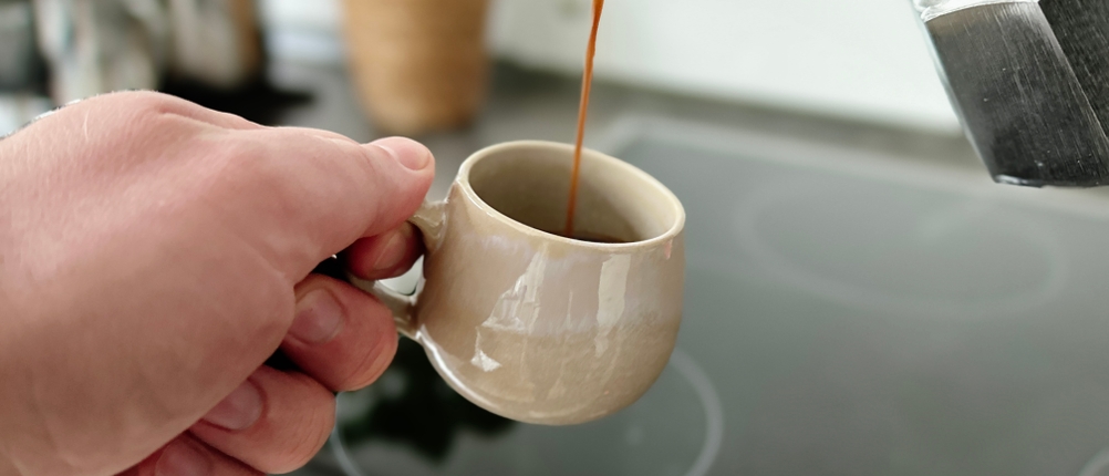Espressokocher von Bialetti getestet: Eine Tasse wird mit Espresso befüllt.