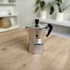 Espressokocher im Test: Bialetti Moka Express steht auf einem Tisch.